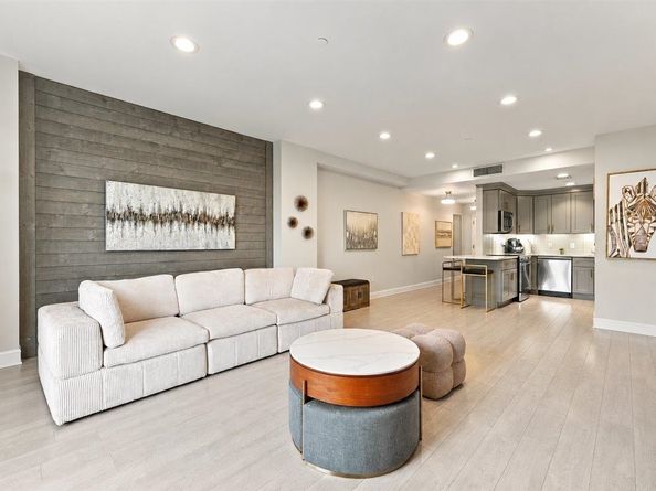 206 Shearwater Ct West 51, Jersey City NJ 07305