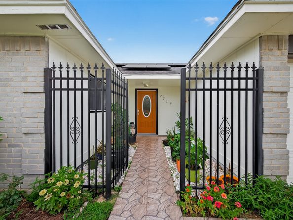 2719 Flintrock Circle, Houston TX 77067