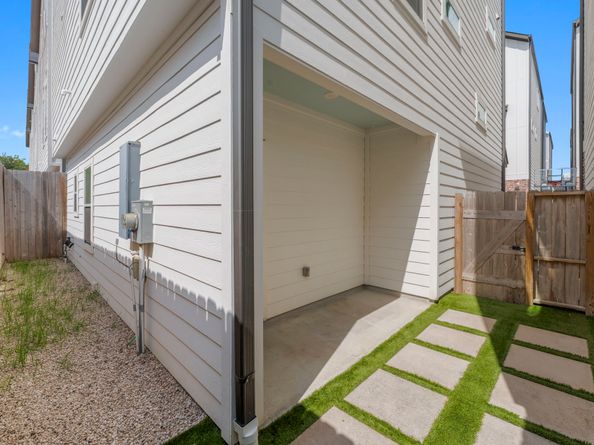 954 Fisher Street E, Houston TX 77018