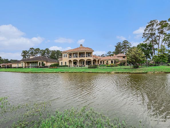 2802 Twin Fountains Drive, Houston TX 77068