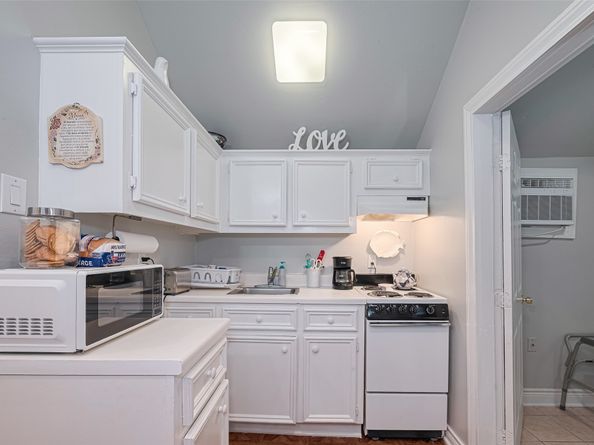 7833 Narcissus Street, Houston TX 77012