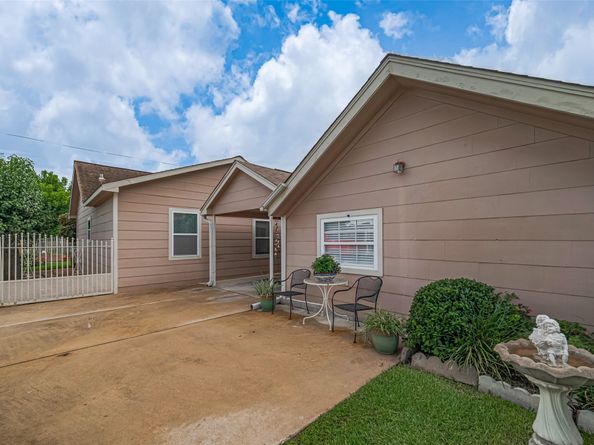 7833 Narcissus Street, Houston TX 77012