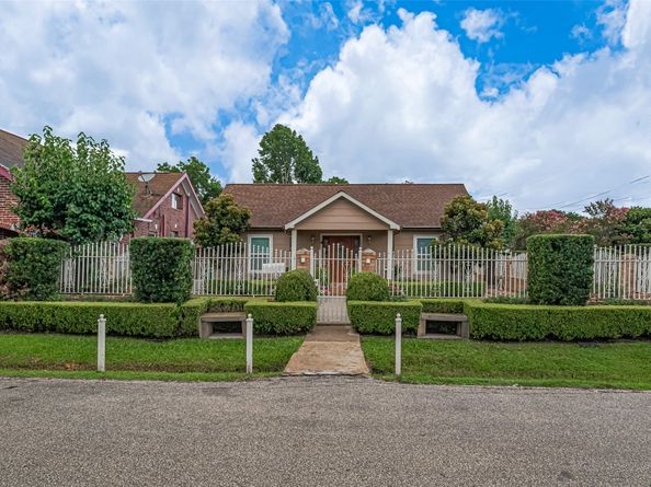 7833 Narcissus Street, Houston TX 77012
