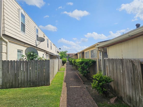 6201 Ranchester Drive 1, Houston TX 77036