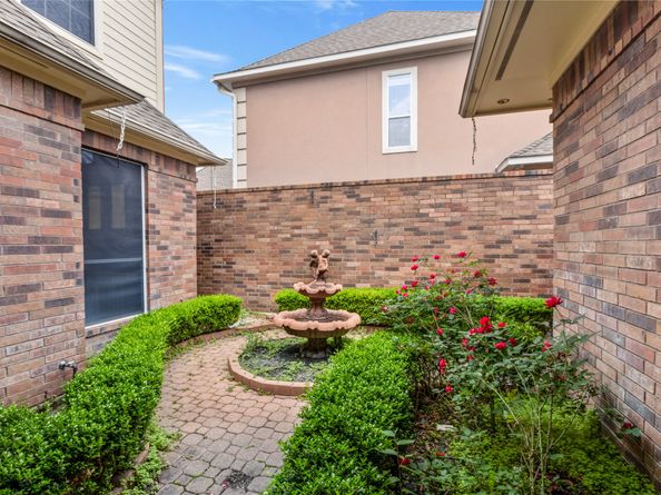 24 Stonegate Park Court, Spring TX 77379