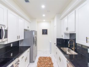 727 Bunker Hill Road 43, Houston TX 77024