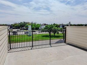 821 N Loop Center S 1, Houston TX 77022