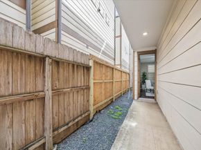 1031 W 21st Street B, Houston TX 77008