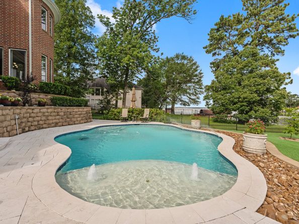 6051 Longmire Trail, Conroe TX 77304