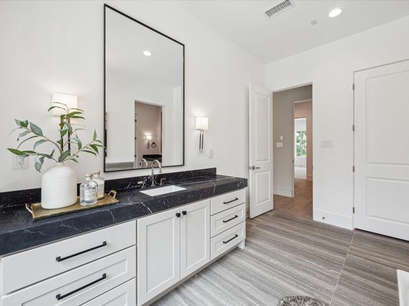 5 Wentworth Green Way, Houston TX 77027