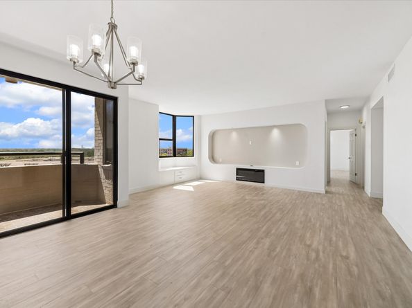 651 Bering Drive 903, Houston TX 77057