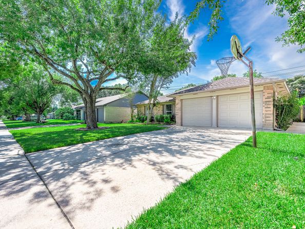 17102 Coachmaker Drive, Friendswood TX 77546