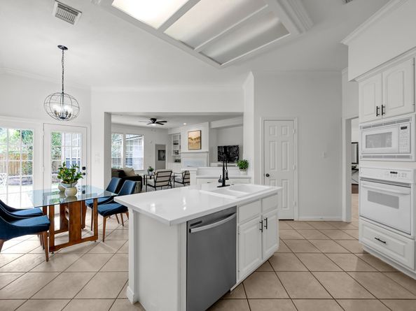 39 E Honey Grove Place, The Woodlands TX 77382