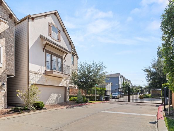 1002 Shepherd Oaks Drive, Houston TX 77018