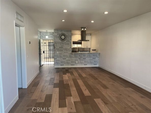6255 Woodman 203, Los Angeles CA 91401