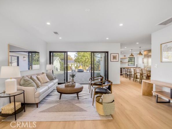 7932 Woodlake, West Hills (los Angeles) CA 91304