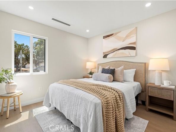 23701 Sylvan Street, Woodland Hills (los Angeles) CA 91367