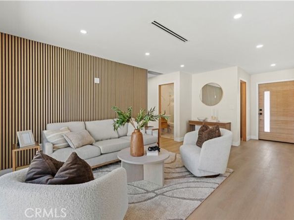 23701 Sylvan Street, Woodland Hills (los Angeles) CA 91367