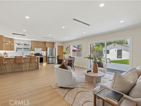 23701 Sylvan Street, Woodland Hills (los Angeles) CA 91367