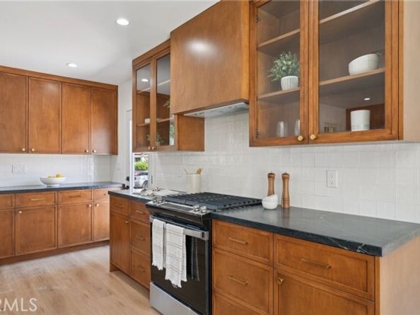 7020 Encino Avenue, Van Nuys (los Angeles) CA 91406