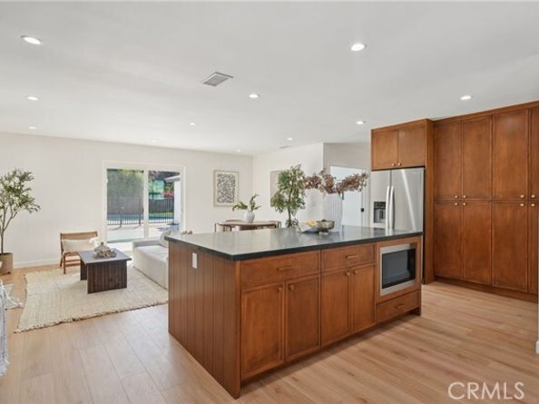 7020 Encino Avenue, Van Nuys (los Angeles) CA 91406