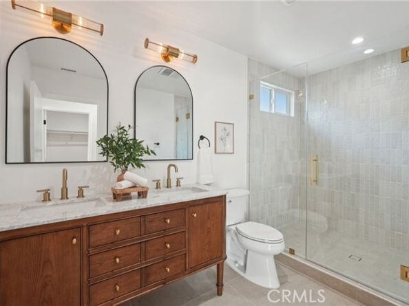 7020 Encino Avenue, Van Nuys (los Angeles) CA 91406
