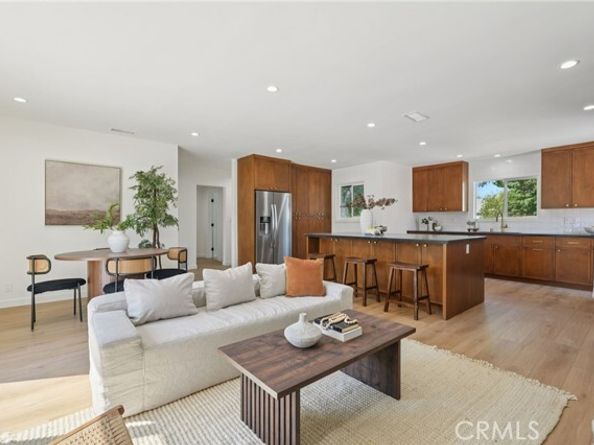 7020 Encino Avenue, Van Nuys (los Angeles) CA 91406