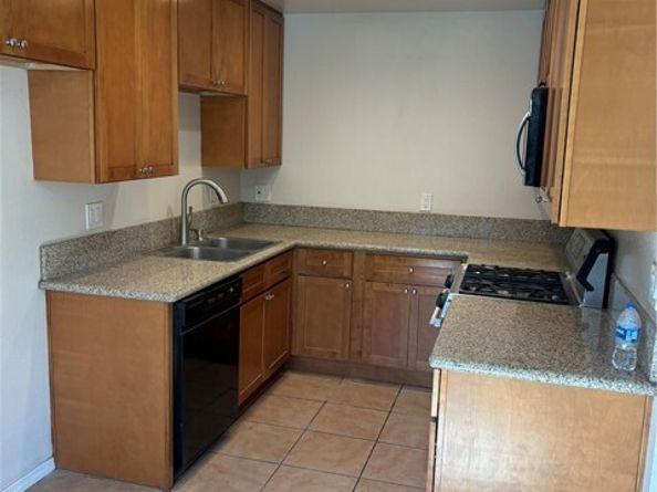 28 Paradise Valley North, Carson CA 90745