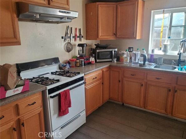 11718 Borden Avenue, Pacoima (los Angeles) CA 91331