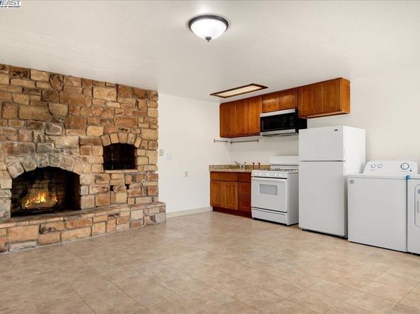 21585 Montgomery St, Hayward CA 94541