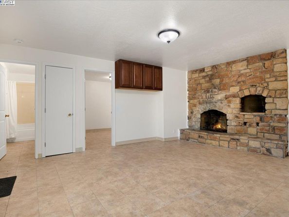 21585 Montgomery St, Hayward CA 94541