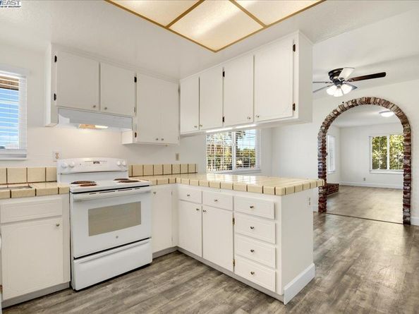 21585 Montgomery St, Hayward CA 94541