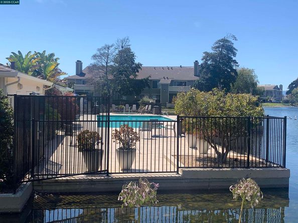 96 Lakeshore Ct, Richmond CA 94804