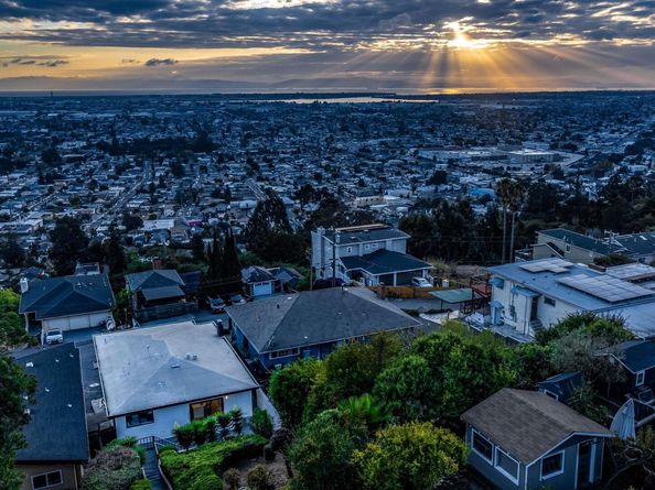 7756 Sunkist Dr, Oakland CA 94605