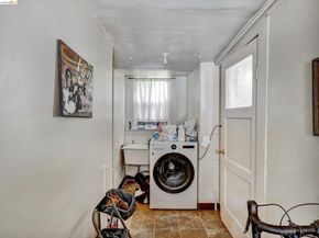 820 52nd St, Oakland CA 94608
