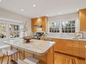 900 Rosemount Rd, Oakland CA 94610