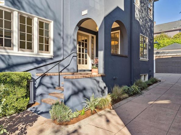 6218 MANOA St, Oakland CA 94618