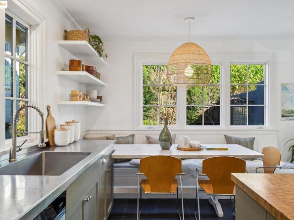 6218 MANOA St, Oakland CA 94618