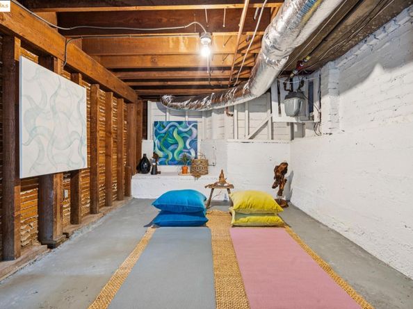 6218 MANOA St, Oakland CA 94618