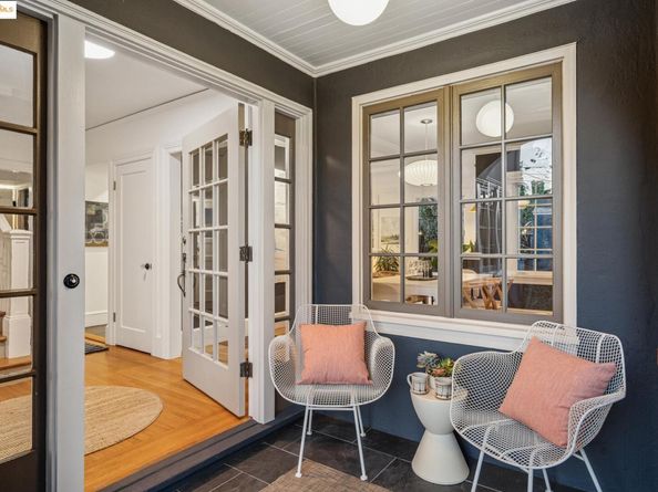 6218 MANOA St, Oakland CA 94618