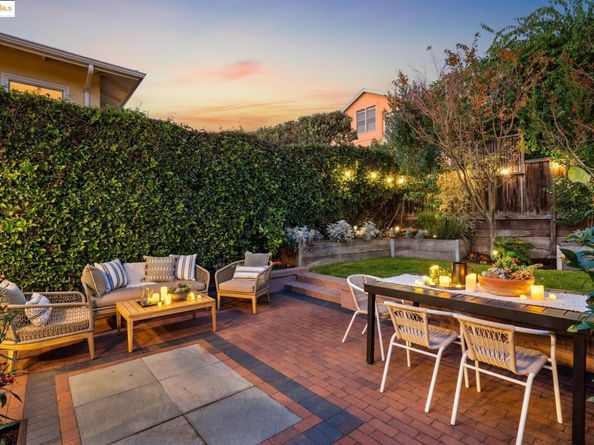 6218 MANOA St, Oakland CA 94618