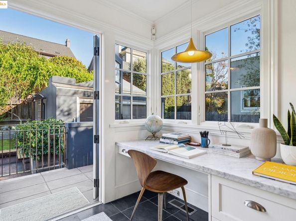 6218 MANOA St, Oakland CA 94618