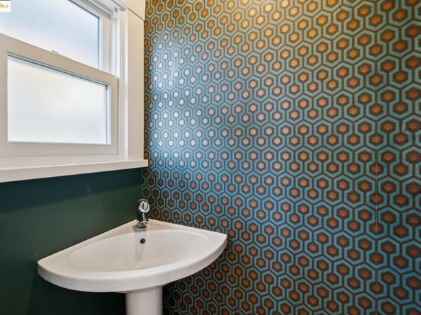 6218 MANOA St, Oakland CA 94618