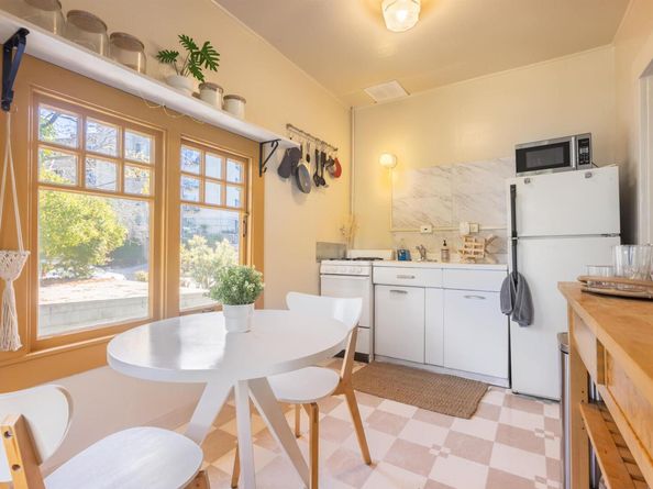 400 Lagunitas, Oakland CA 94610