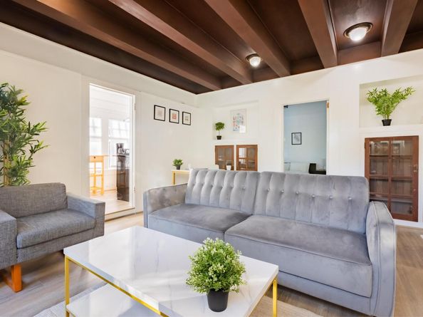 400 Lagunitas, Oakland CA 94610