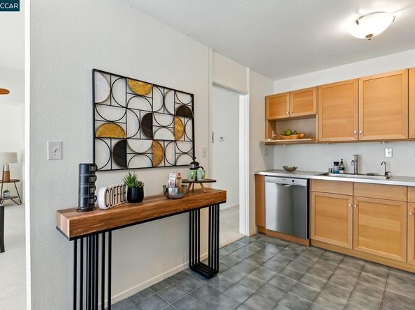 193 Montecito 303, Oakland CA 94610