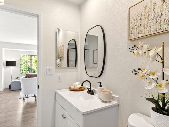 221 Village Pl, Martinez CA 94553