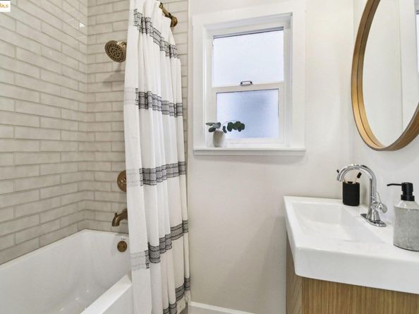 5361 Thomas Ave, Oakland CA 94618