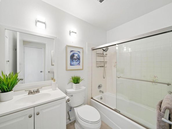 398 Adams St 304, Oakland CA 94610