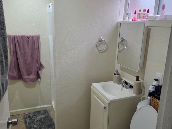 9821 E St, Oakland CA 94503